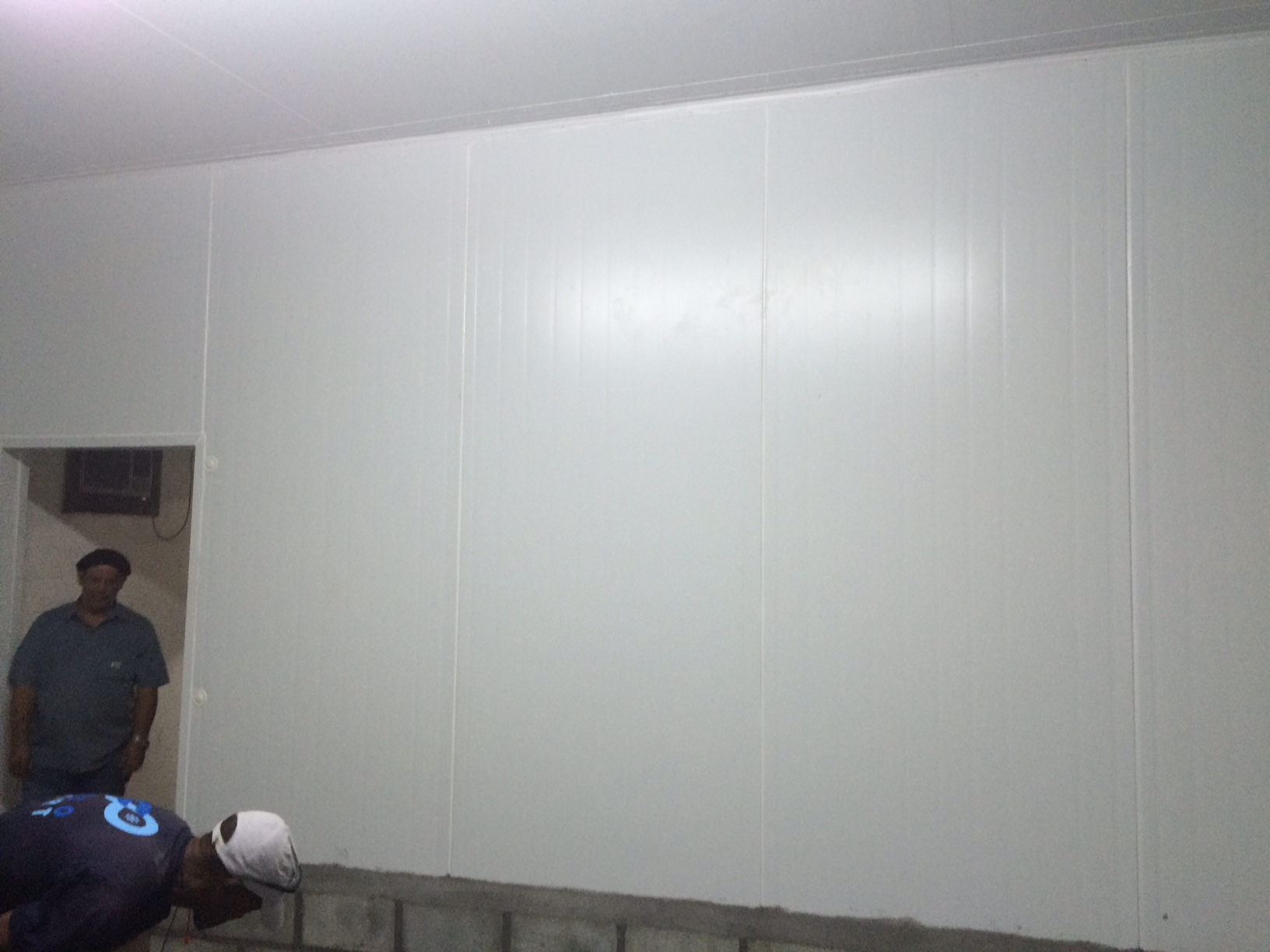 Detalhe interno de câmara fria positiva com acabamento higiênico