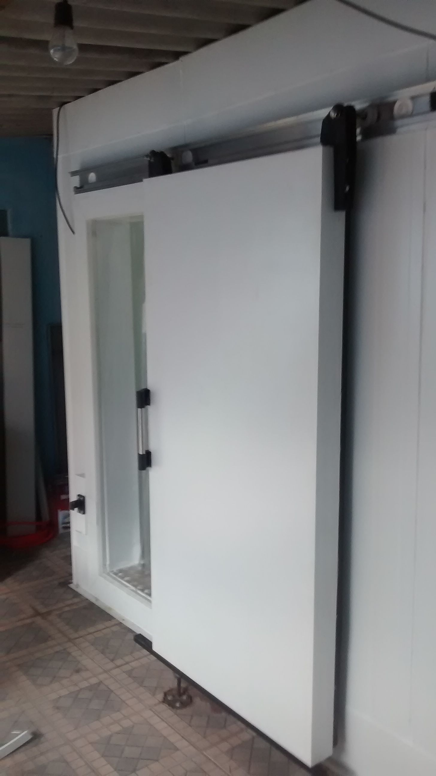 Porta frigorífica pivotante com vedação térmica profissional