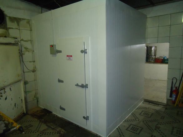 Câmara frigorífica industrial instalada com porta frigorífica e painel isotérmico PIR